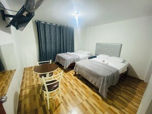 Premium bedding, down duvets, free WiFi, bed sheets - Hotel Peruvians House (Callao)
