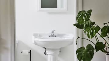 Habitación doble estándar | Baño | Secadora de cabello, toallas, jabón, shampoo