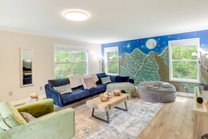 TV, fireplace, books, stereo - Black Mountain Retreat w/ Hot Tub + Mountain Views (Black Mountain)