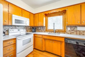 Fridge, microwave, stovetop, dishwasher - Family-Friendly Waterloo Abode w/ Deck! (Waterloo)