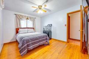 3 bedrooms, iron/ironing board, internet, bed sheets - Family-Friendly Waterloo Abode w/ Deck! (Waterloo)