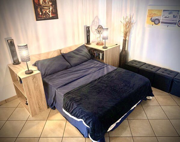 1 bedroom, desk, free WiFi, bed sheets - Cinema Open-space (Catania)