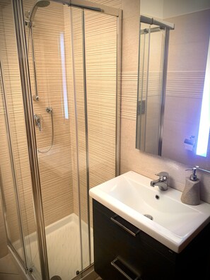 Dusche, Haartrockner, Handtücher, Seife