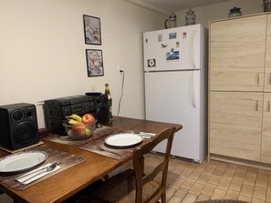 Dining - Clean, cozy, 1-bedroom basement apartment: 4-month rental, 2nd semester. (Toronto)