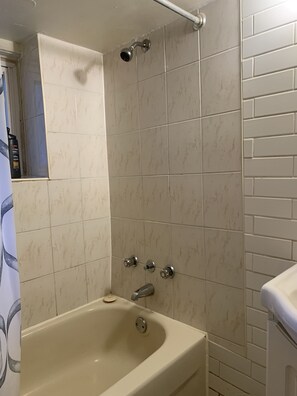 Hair dryer, towels, soap, shampoo - Clean, cozy, 1-bedroom basement apartment: 4-month rental, 2nd semester. (Toronto)