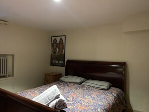 1 bedroom, desk, iron/ironing board, free WiFi - Clean, cozy, 1-bedroom basement apartment: 4-month rental, 2nd semester. (Toronto)