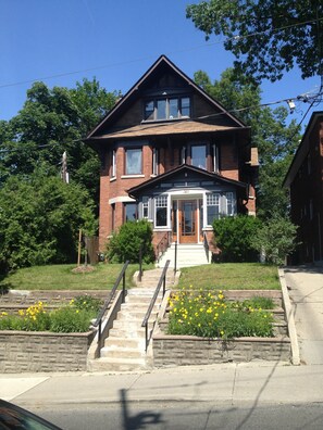 Exterior - Clean, cozy, 1-bedroom basement apartment: 4-month rental, 2nd semester. (Toronto)