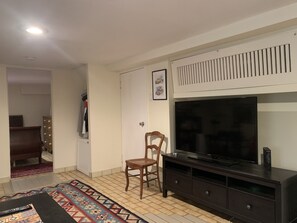 Interior - Clean, cozy, 1-bedroom basement apartment: 4-month rental, 2nd semester. (Toronto)