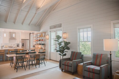 Designer, 3/3 cottage, fenced yard DT one street off Main