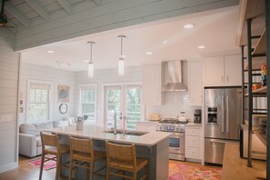 Kylskåp, mikrovågsugn, ugn och spishäll