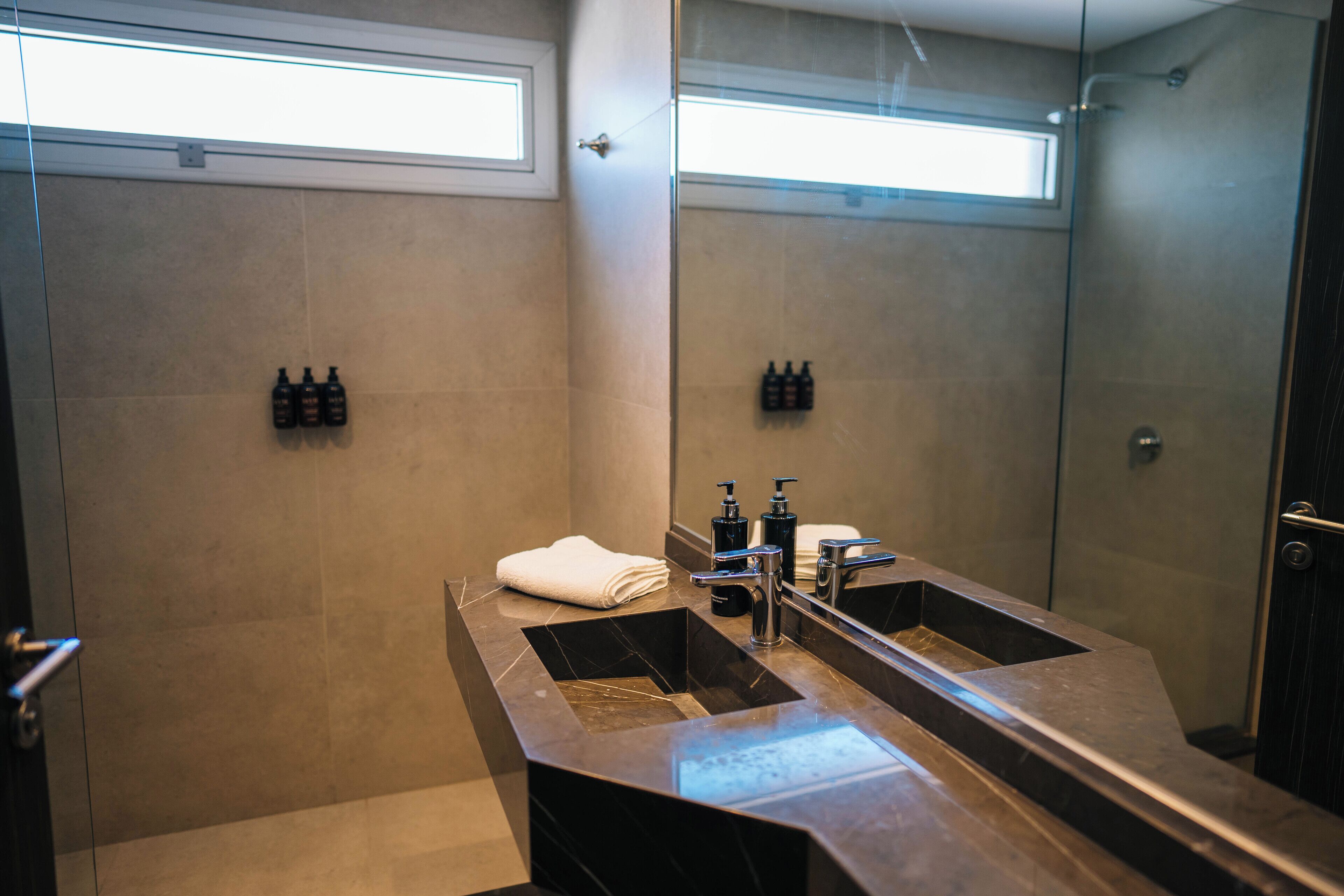 Ducha y bañera combinadas y artículos de higiene personal gratuitos
