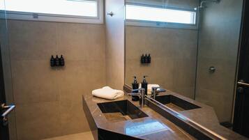 Een bad/douchecombinatie, gratis toiletartikelen, een haardroger
