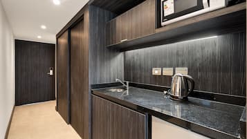 Studio | Private kitchen | Mini-fridge, microwave, electric kettle, toaster