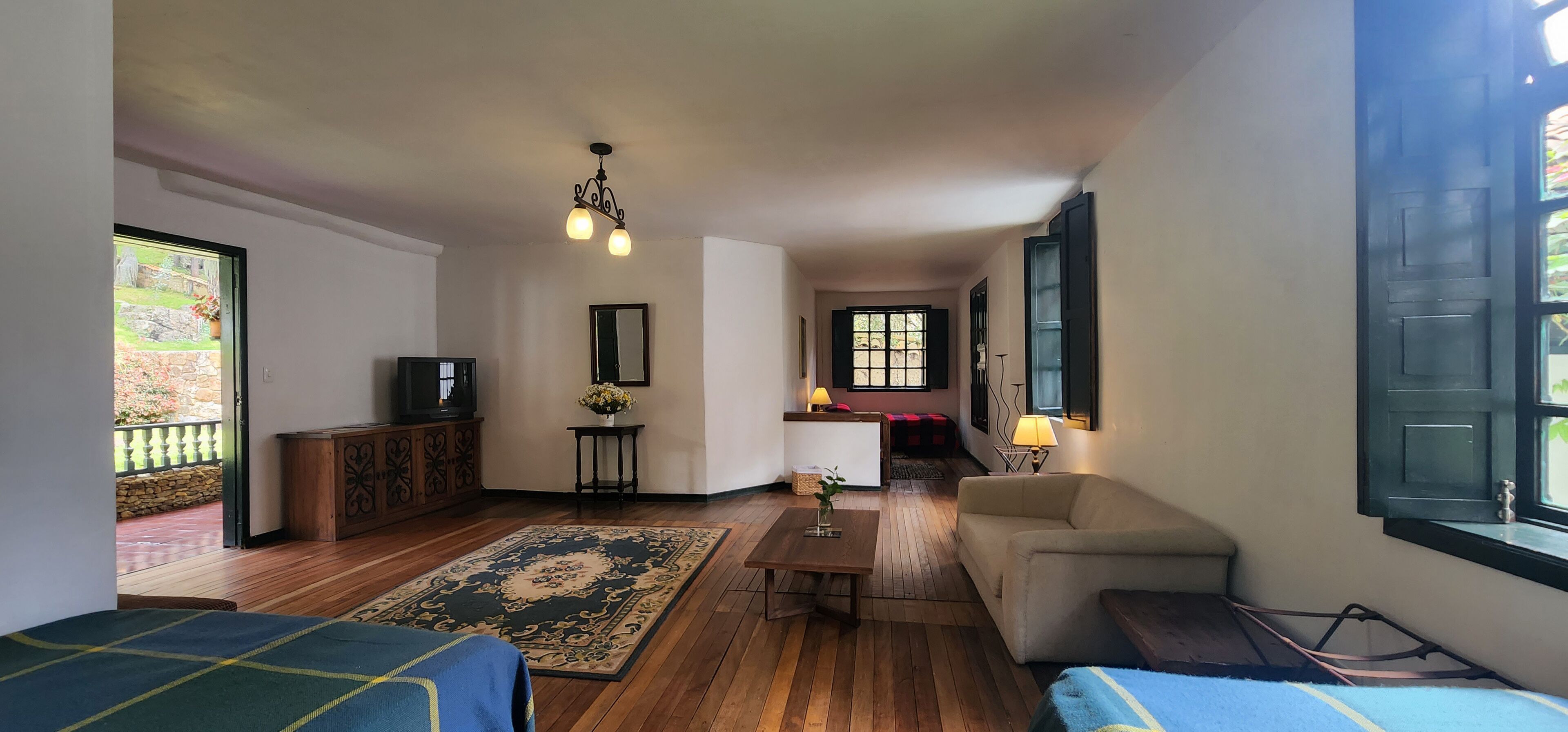 Habitación cuádruple estándar | Tabla de planchar con plancha, wifi gratis y ropa de cama 