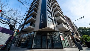 Un bâtiment moderne sur lequel on peut voir une enseigne bien visible indiquant « Atrium Dorrego ».