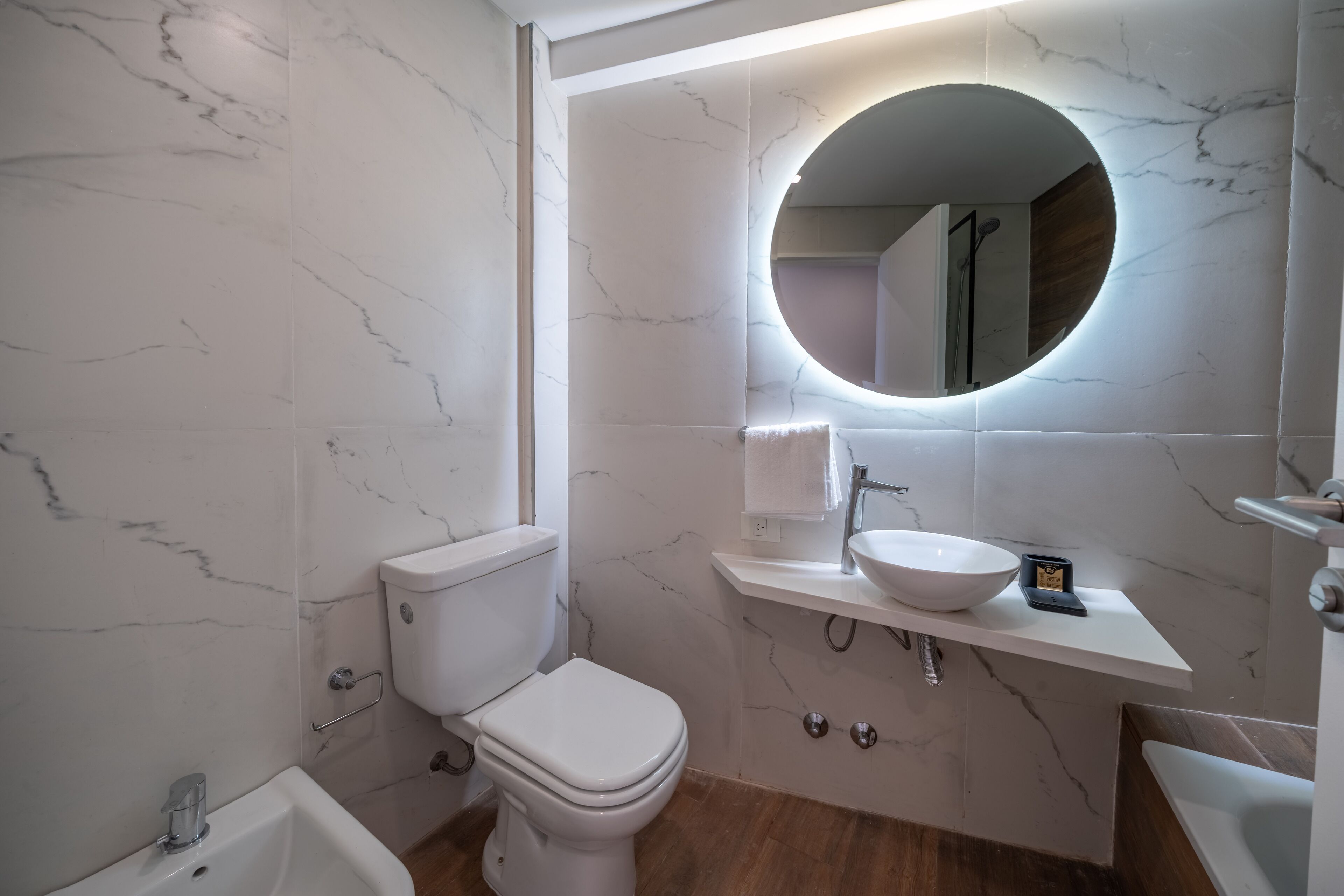 Un baño moderno con inodoro, lavamanos y bañera.