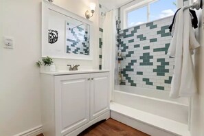 Shower, hair dryer, towels, soap - Wandering Pines - Scenic and peaceful getaway (Pine)