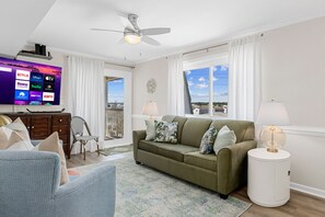 Een smart-tv en boeken