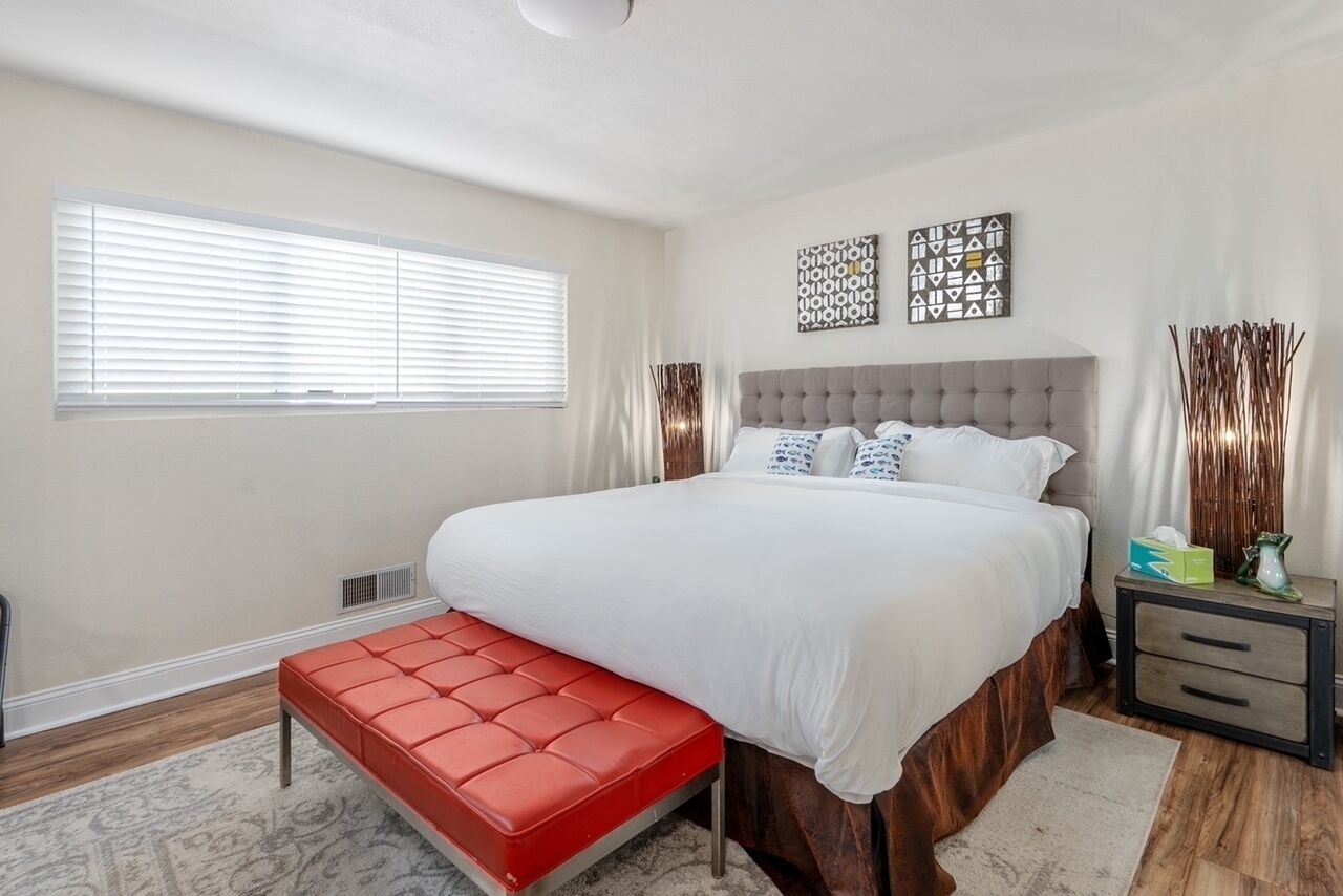 3 habitaciones, tabla de planchar con plancha y cuna de viaje 