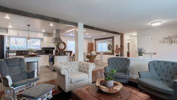 Älytelevisio, takka, kirjoja