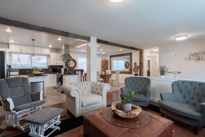 TV connectée, cheminée, livres