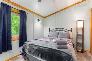 2 bedrooms, iron/ironing board, free WiFi, bed sheets - Frog Hollow at Hocking Vacations (Logan)