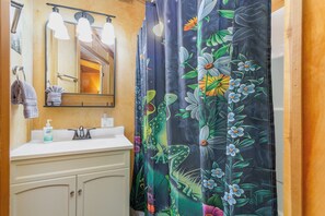 Bathtub, towels - Frog Hollow | Hot Tub · Dog-Friendly · Fire Pit · Hocking Hills (Logan)