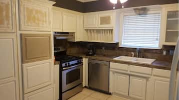 Microwave, stovetop, cookware/dishes/utensils, paper towels