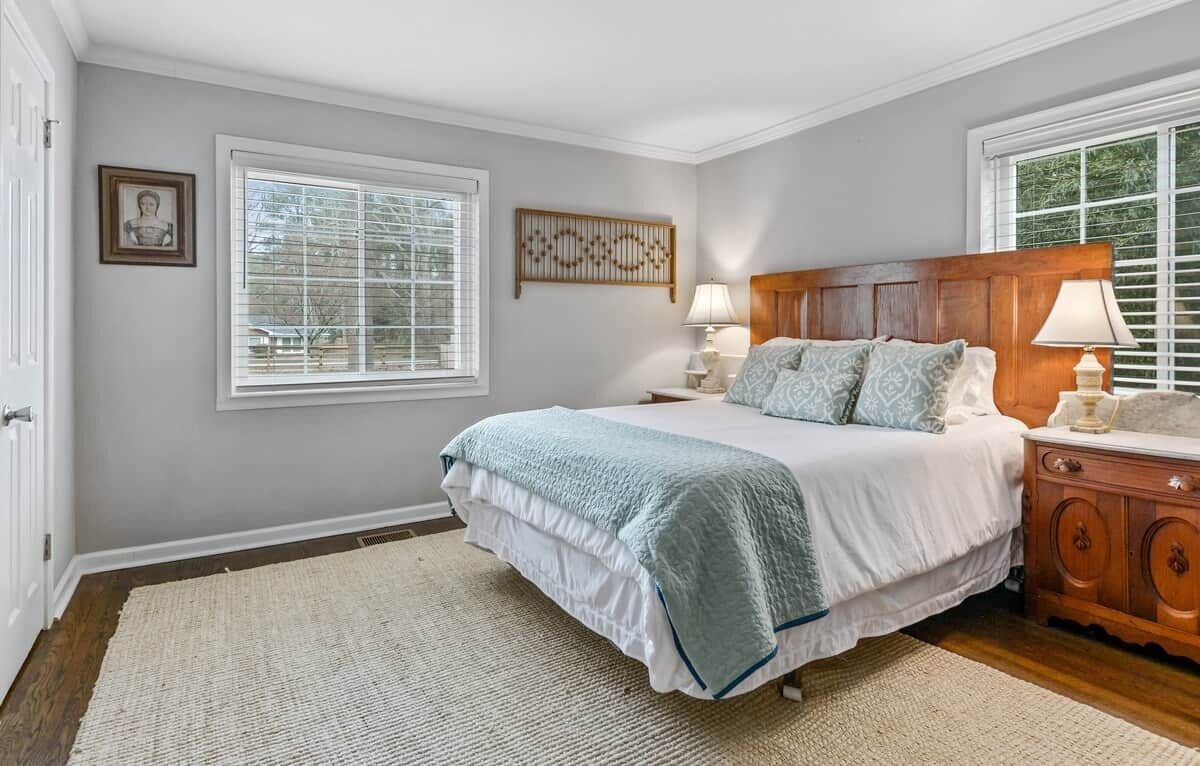 4 bedrooms, iron/ironing board, free WiFi, bed sheets