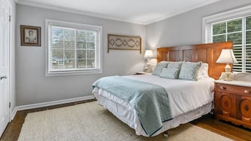 4 bedrooms, iron/ironing board, free WiFi, bed sheets