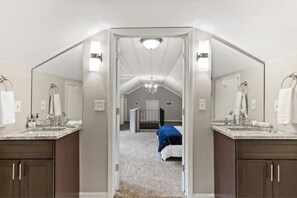 4 bedrooms, iron/ironing board, travel crib, free WiFi