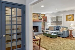 Una Smart TV, una mesa de tenis de mesa, libros