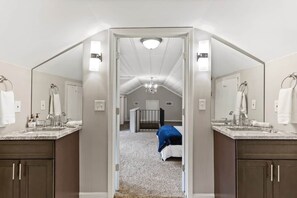 4 dormitorios, tabla de planchar con plancha, wifi gratis y ropa de cama