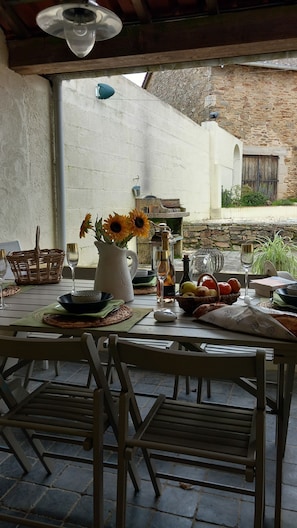 Outdoor dining