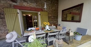 Outdoor dining - Beautiful Dordogne family farmhouse retreat with character, charm & private pool (Miallet)