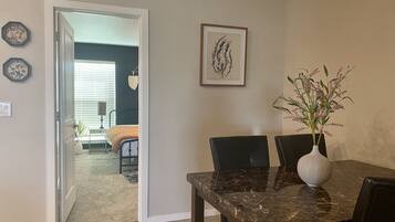 3 多间卧室、熨斗/熨衣板、旅行婴儿床、WiFi