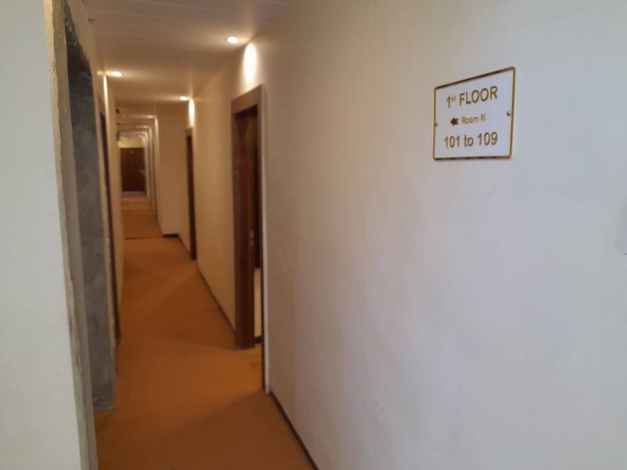 Un pasillo con un cartel que indica el primer piso y las habitaciones 101 a 109.