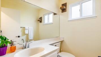 Ilmaiset hygieniatuotteet, hiustenkuivaaja, pyyhkeet, saippua