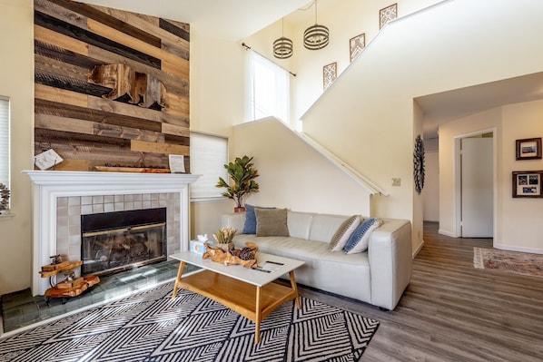 TV connectée, cheminée, livres