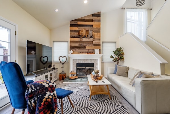 Smart TV, fireplace, books - Joyful Home near Monterey, Carmel, Pebble Beach, Big Sur- STR25-000023 (Marina)