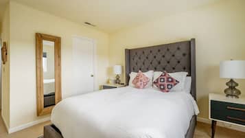 4 slaapkamers, een bureau, een strijkplank/strijkijzer, reisbedje