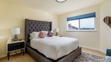 4 makuuhuonetta, työpöytä, silitysrauta/-lauta, vauvan matkasänky