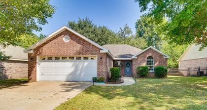 Charming Arkansas Retreat w/ Deck, Near Downtown!