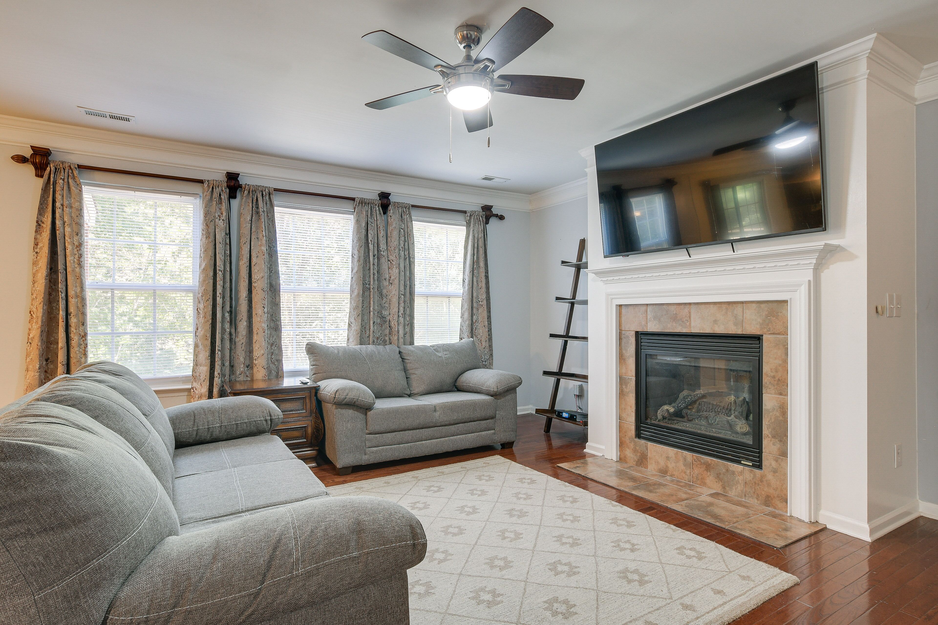 TV, fireplace, offices