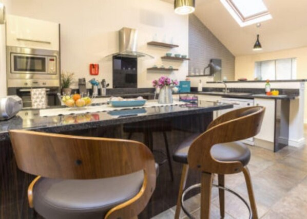 Høy barnestol og spisebord