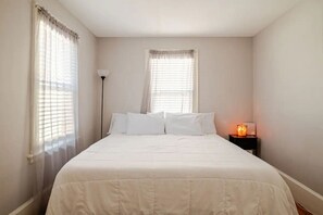 3 Schlafzimmer, Schreibtisch, Bügeleisen/Bügelbrett, Reisekinderbett