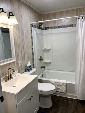 مجففات شعر، مناشف، صابون، شامبو