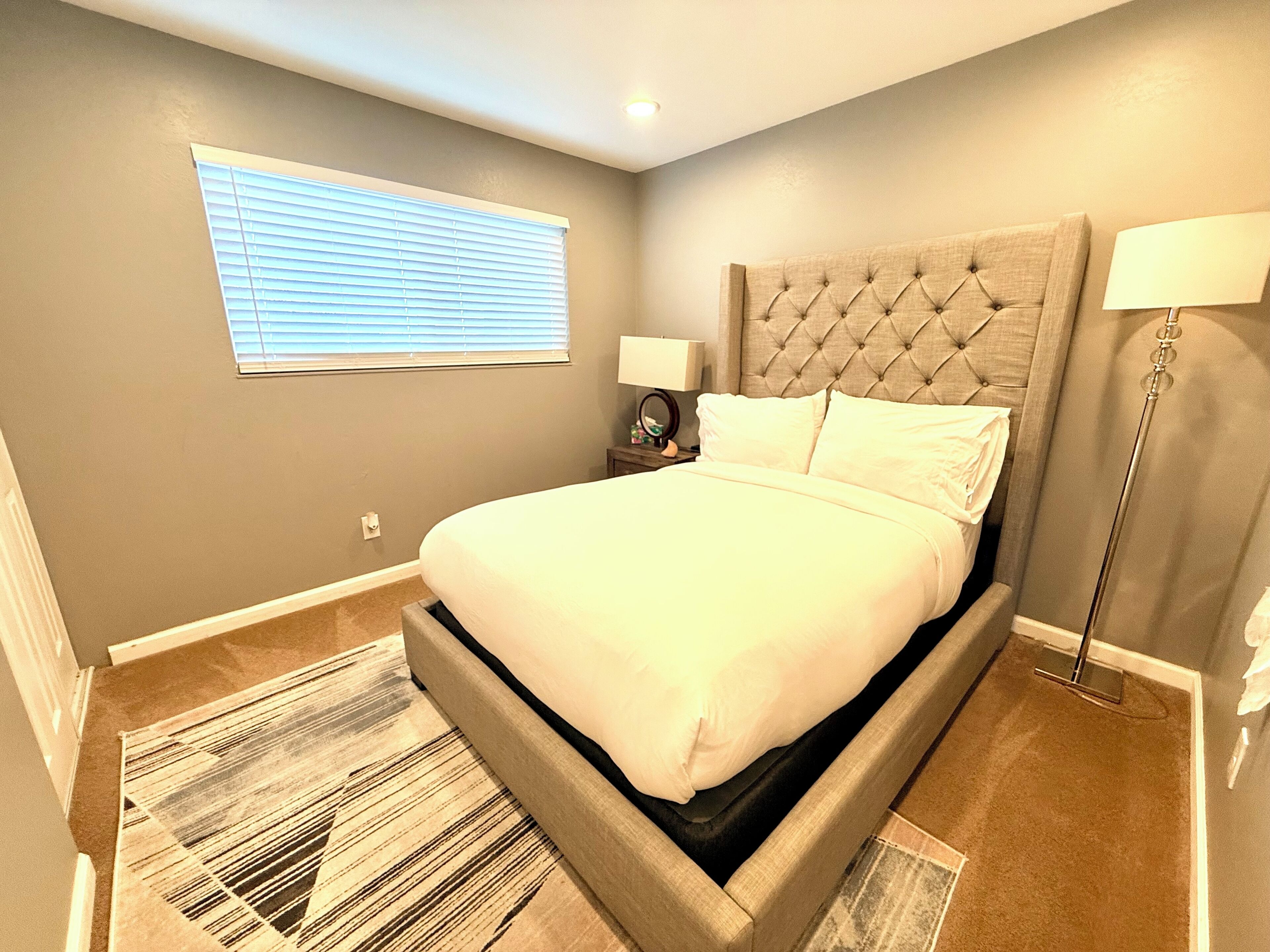 3 habitaciones, escritorio y tabla de planchar con plancha 