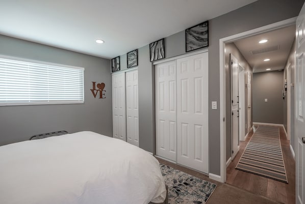 3 Schlafzimmer, Schreibtisch, Bügeleisen/Bügelbrett, Reisekinderbett