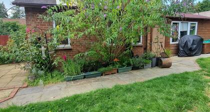 5mins from Designer outlet, Self check in room with private entrance, ensuite